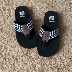 Like NEW, Yellow Box Black Flip Flops 🌻